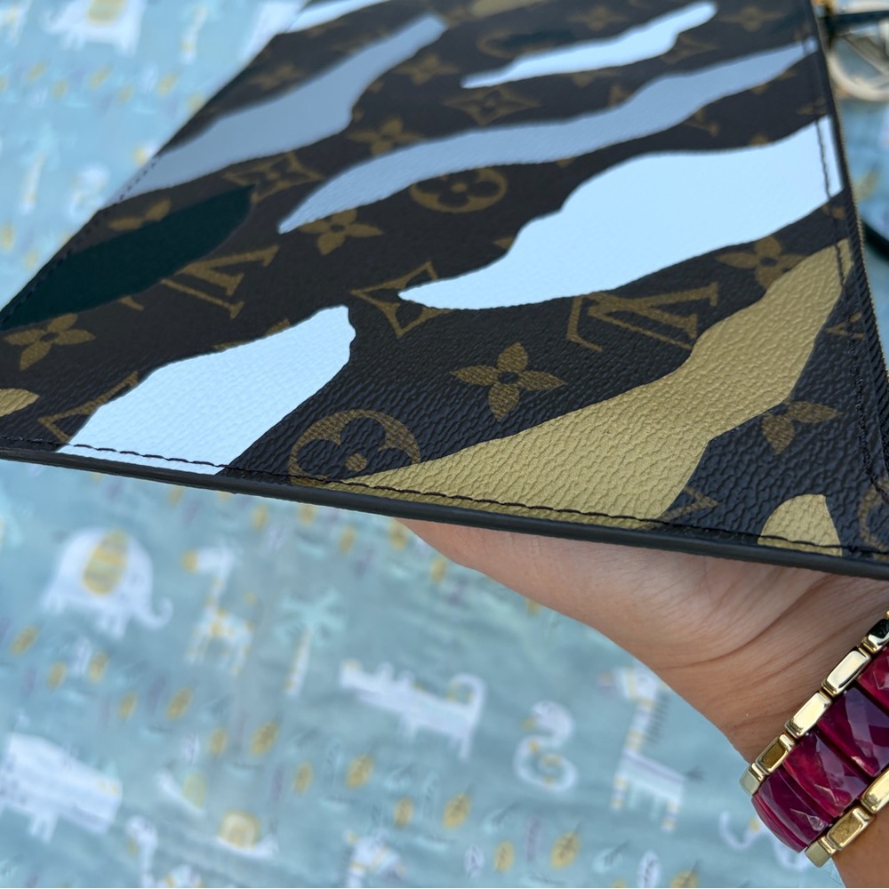 Louis Vuitton Limited Edition Neverfull MM Pouch - Picture 12 of 14